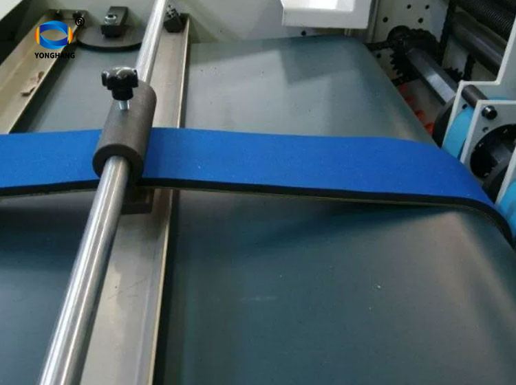 Folder gluer machine Prevention of creasing at the rear