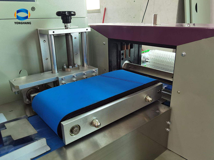Folder gluer machine Prevention of creasing at the rear
