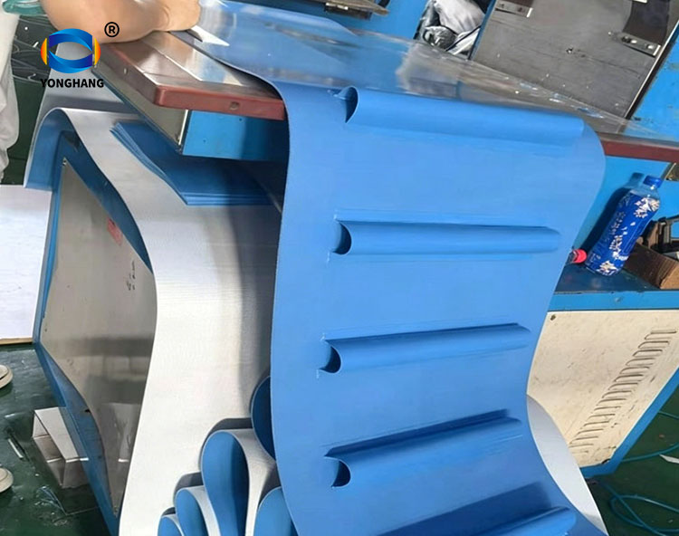 The PVC and TPU Conveyor Belt With Pillow (Wave) Cleats for for Fruits and vegetables Conveying 4 Wave-shaped-cleats-processing